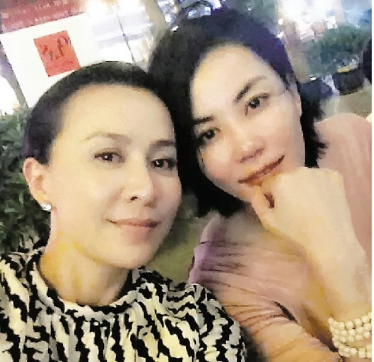 刘嘉玲王菲闺蜜情深街边聊天网友大赞耀眼(图)