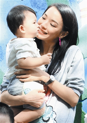 舒淇赞天下妈妈伟大抱孩子五分钟大呼手臂快断