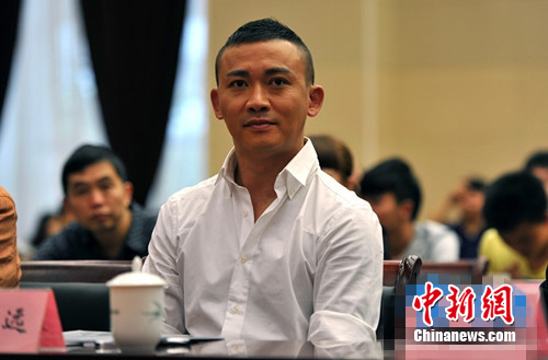 聂远情系偏远山区小学为贫困学生募捐书籍(图)