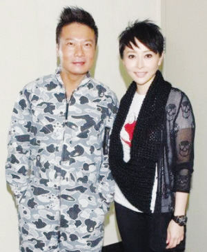 钱嘉乐汤盈盈奉子成婚曾志伟知晓婚讯笑得很开心