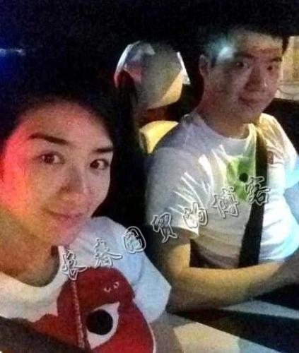 传黄奕与富豪男友拍婚纱照不断给准老公擦汗(图)