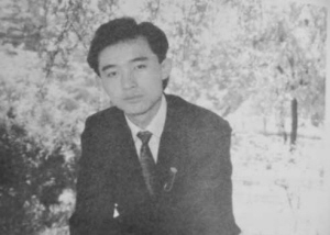 孟非早年工作照曝光长头发扎辫被认成小姑娘(图)