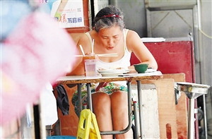 蓝洁瑛茶餐厅孤独吃饭满头白发连抽了两支烟(图)