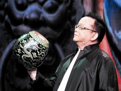 王刚鉴宝砸九成真品?文物局:所砸均是赝品