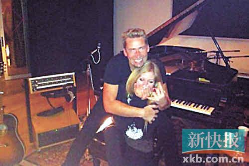 艾薇儿低调订婚第二次婚姻仍迷恋乐队主唱(图)