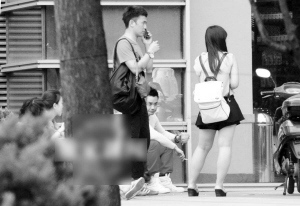 郑嘉颖街边喝咖啡引围观大方用纸杯为粉丝签名