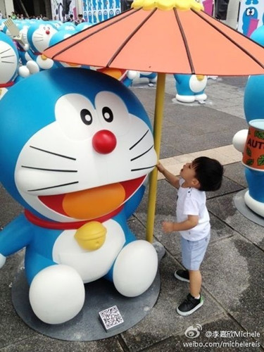 李嘉欣1岁半儿子大战机器猫小JM瞅玩具好奇(图)