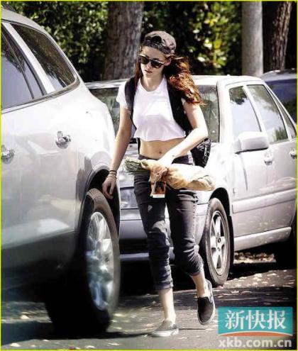 “暮光女”偷情被甩后首露面墨镜遮面露小蛮腰(图)