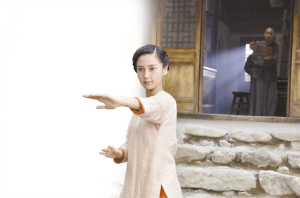 Angelababy剧照曝光改清纯形象演性格泼辣打女