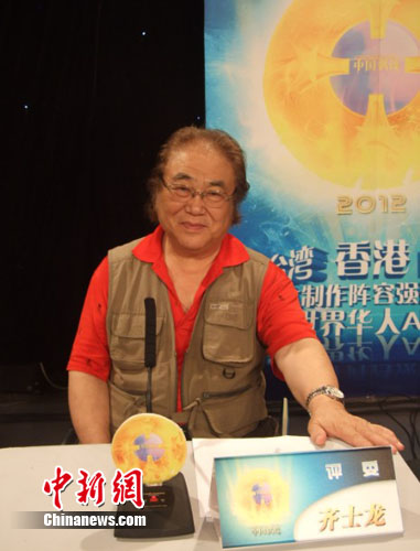 黄磊恩师任“中国偶像”评委炮轰女选手穿着太暴露