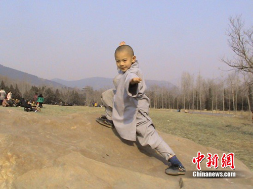 少林寺最小武僧释小松走红参加综艺节目秀武功