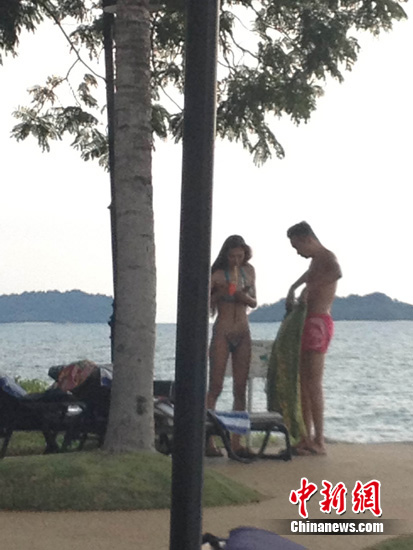 高虎携美女海边度假按摩女方身材火辣性感(图)