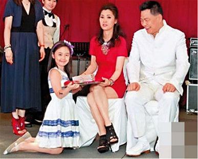 钟镇涛幼女聪明伶俐讨人喜欢拜干爹收百万现金