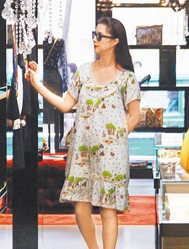范冰冰现身香港“血拼”穿连身宽松洋装似孕妇(图)