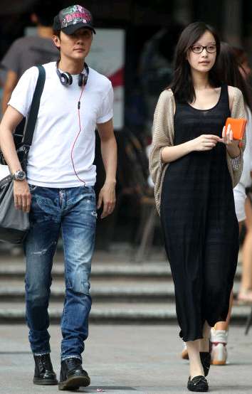 网友曝冯绍峰与女友逛街照倪妮素颜喝下午茶(图)