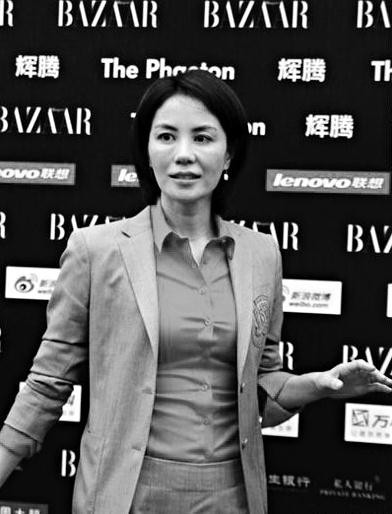 王菲久未露面制服装素雅岁月不饶人略显老态(图)