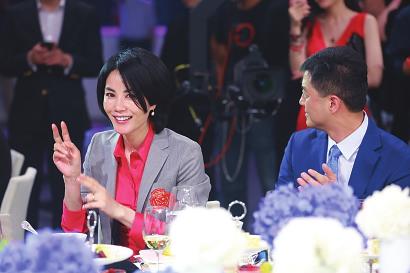 王菲卖萌伸“剪刀手”玩自拍姚晨期待再婚婚礼(图)
