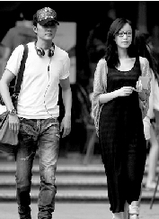 冯绍峰倪妮甜蜜逛街素颜低调仍十分抢眼(图)