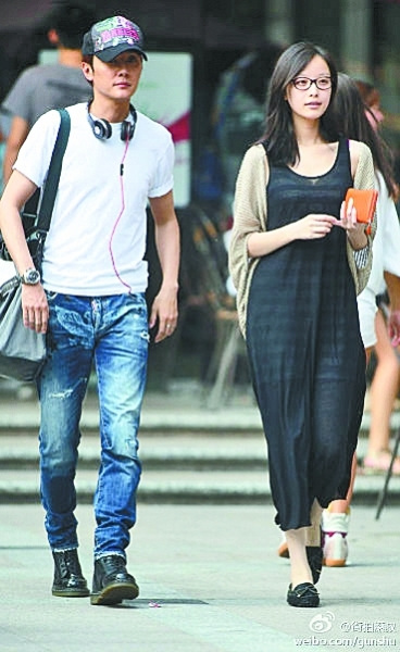 倪妮专心陪伴男友冯绍峰咖啡馆甜蜜喝下午茶图