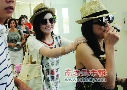 Selina日本旅游与Ella穿姐妹装耳上别小花(图)