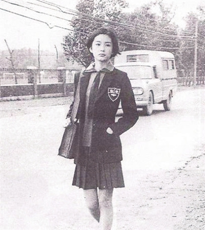 林青霞穿短裙校服照曝光网友吐槽现代校服(图)