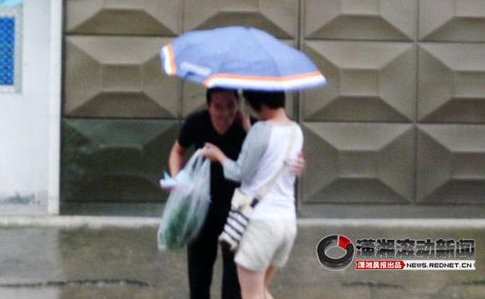 阿穆隆出狱头发凌乱曾酒驾致人死亡被判3年(图)