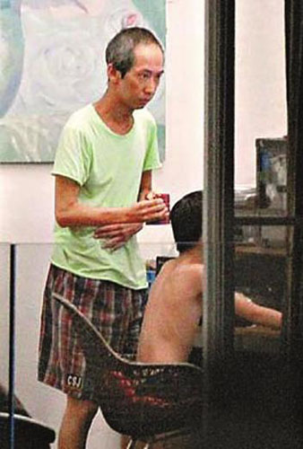 传香港艺人张达明患癌面容憔悴手脚不协调情况
