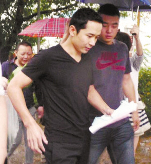 “快男”阿穆隆出狱好友迎接狱中表现好减刑一年