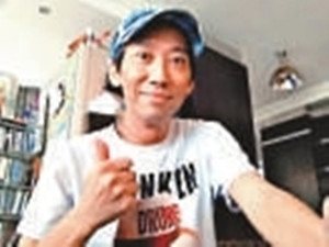 张达明晒病照谢朋友关心精神好微笑竖拇指(图)