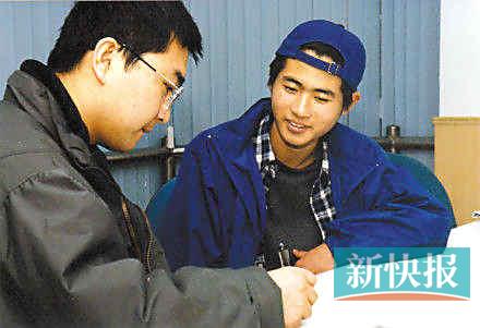 韩寒有婚外情?路金波辟谣:他家庭非常和睦(图)