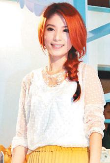 与前女助理玩断背?Hebe看传闻哈哈大笑(图)