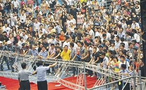 张信哲演唱会变商演歌迷砸场警方:当事人被控制