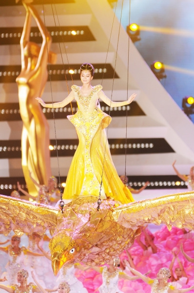 金鹰节开幕刘诗诗“踏鹰”飞翔孙杨飙歌赚足眼球