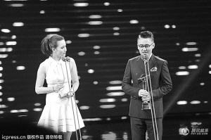 撒贝宁亮相自称“没老婆”观众齐声大喊