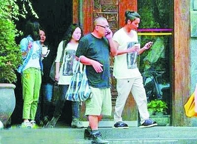 陈坤与神秘女穿情侣装聚餐女子长发样貌普通(图)