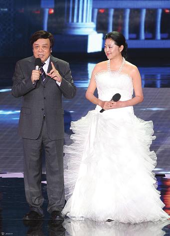 倪萍金鹰节扮相遭吐槽网友:太吓人穿婚纱上来了