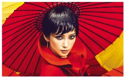 李冰冰烟熏妆登封面利落短发配红衣性感冷艳(图)