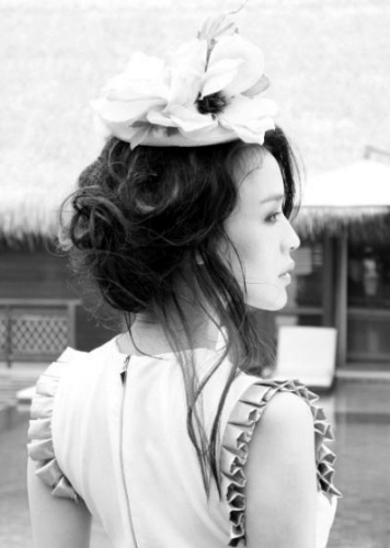 舒淇晒头戴花“新娘”照自怜:自己必须先宠坏自己