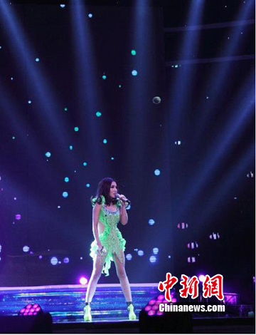 “天籁女王”许艺娜华美蜕变非议中勇敢夺冠(图)