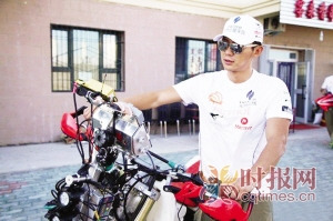 李晨新疆参加摩托车拉力赛曾是专业车手(图)