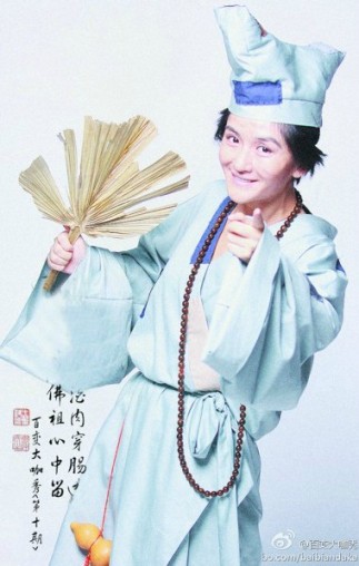 谢娜扮济公手持烂蒲扇身披袈裟妆容脏兮兮(图)