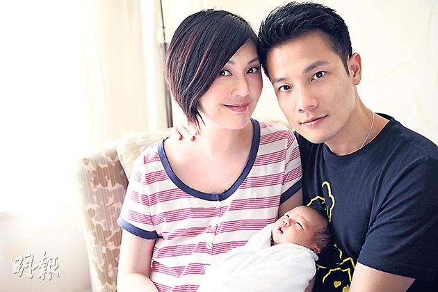 杨千嬅儿子可爱萌照曝光躺母亲臂弯睁眼乱看(图)