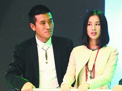 黄圣依杨子佩戴情侣款饰物亮相女方小腹微隆(图)