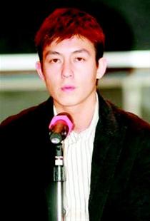 明星发布会到位不容易:陈冠希穿正装道歉用词准确