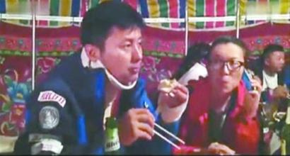 李晨赛车摔伤后首亮相戴护颈与好友相约共餐(图)
