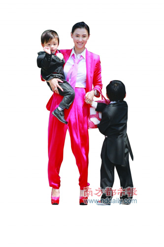 弟弟结婚柏芝携子早早打点一身粉红喜气洋洋(图)