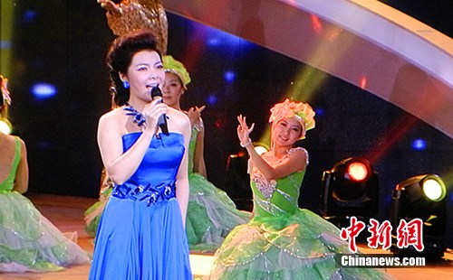 歌手严当当放歌科普晚会一袭靓丽幽蓝长裙唯美