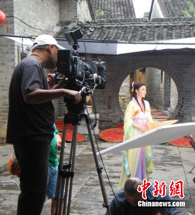 歌唱家严当当拍新歌MV略显疲惫大演穿越戏码(图)