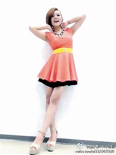 Hold住姐淑女短裙出镜双手扶头性感像极小S(图)