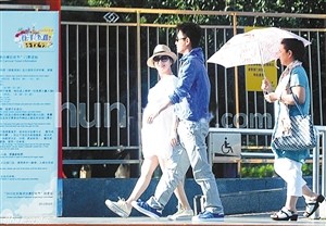 曝李小璐已知自己怀男孩贾乃亮一家欣喜若狂(图)